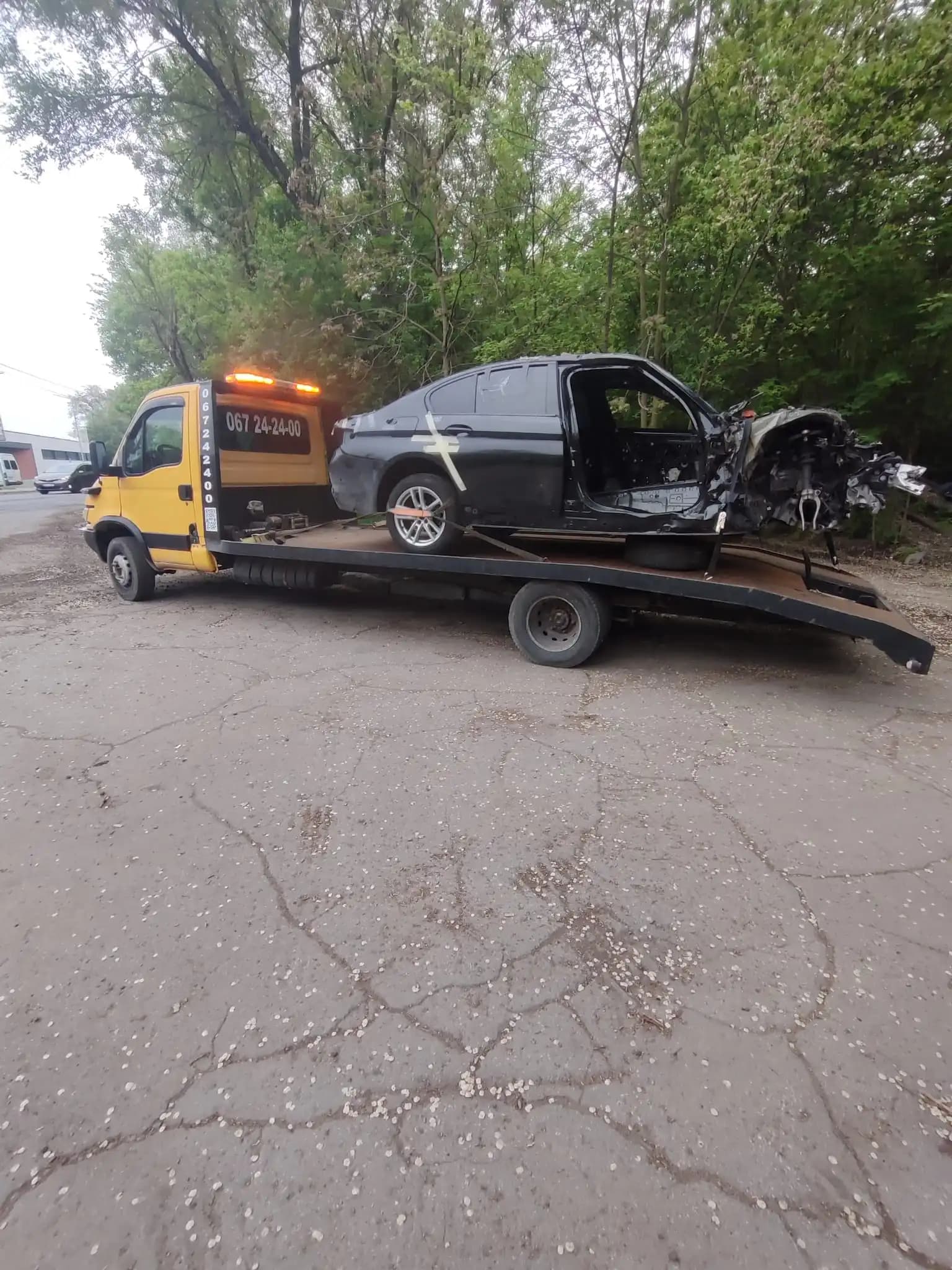 Evacuator auto transportând autoturism avariat pe platformă în Chișinău