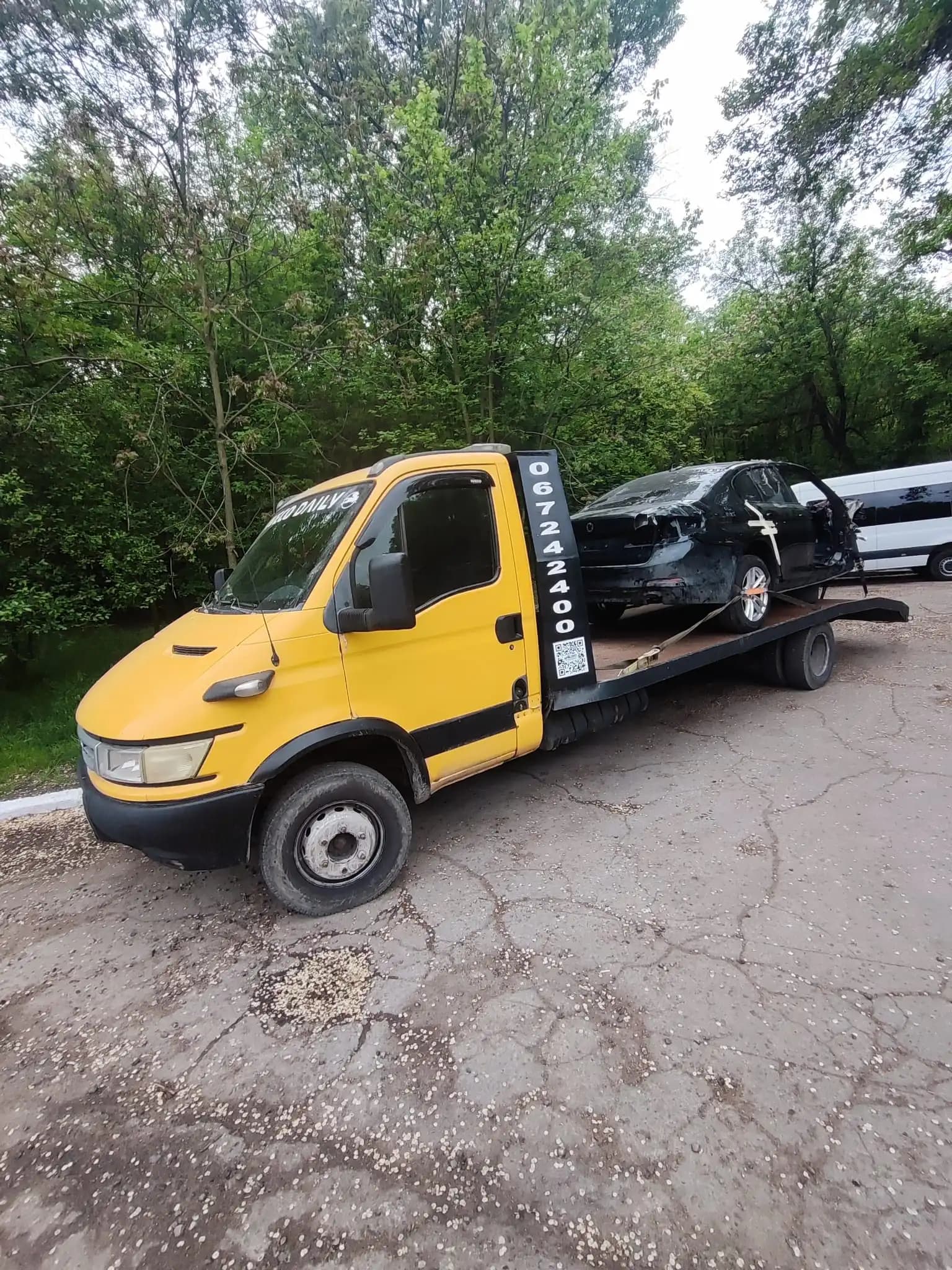 Evacuator auto transportând autoturism avariat pe platformă în Chișinău, intervenție non-stop