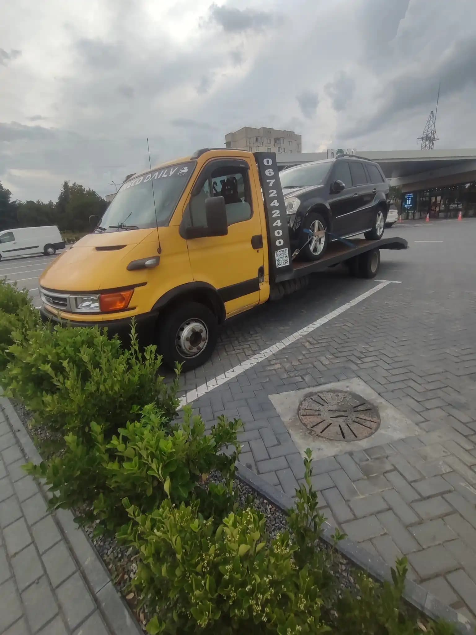 Evacuator auto transportând SUV Mercedes pe platformă în Chișinău, intervenție non-stop