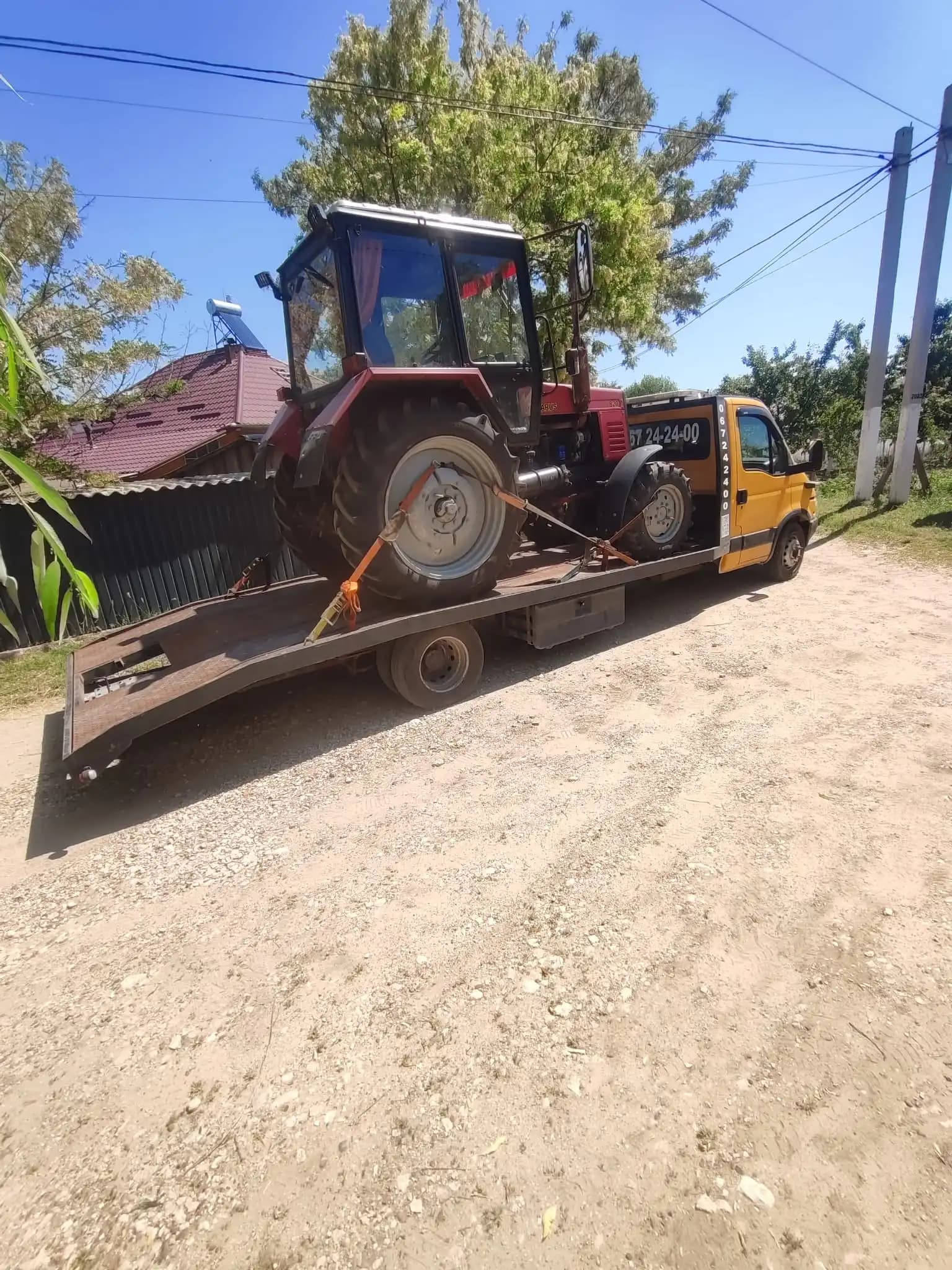 Evacuator auto transportând tractor agricol în Chișinău, intervenție rapidă 24/7