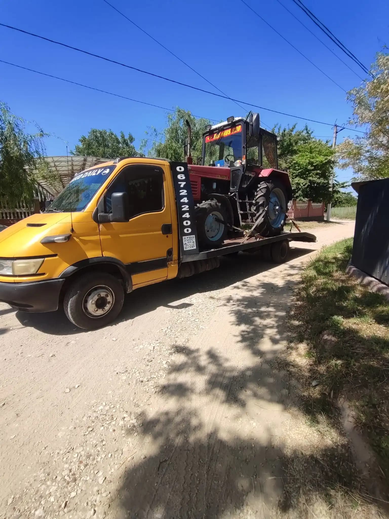 Evacuator auto transportând tractor agricol în Chișinău, intervenție rapidă 24/7