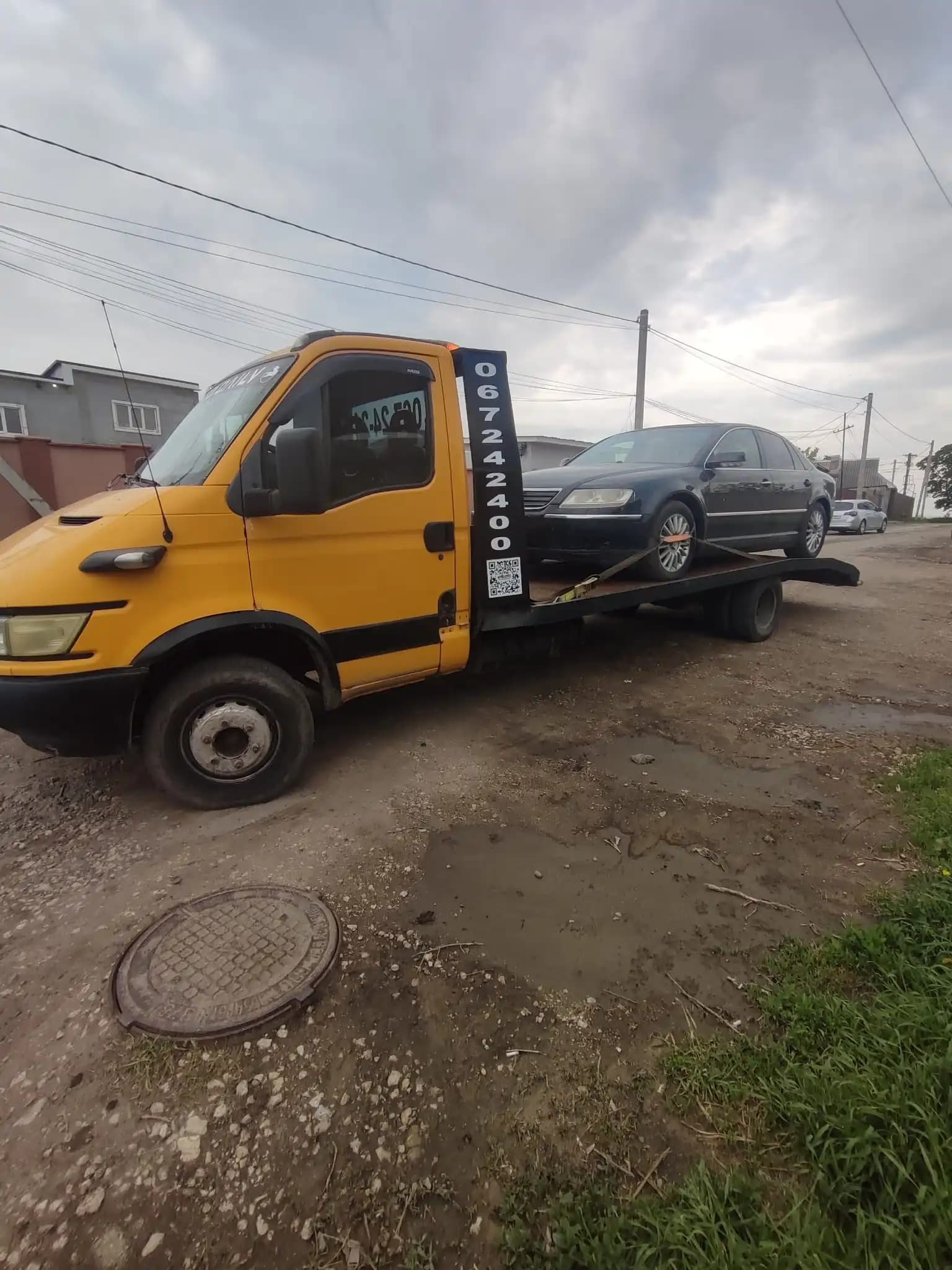 Evacuator auto transportând Volkswagen pe platformă în Chișinău