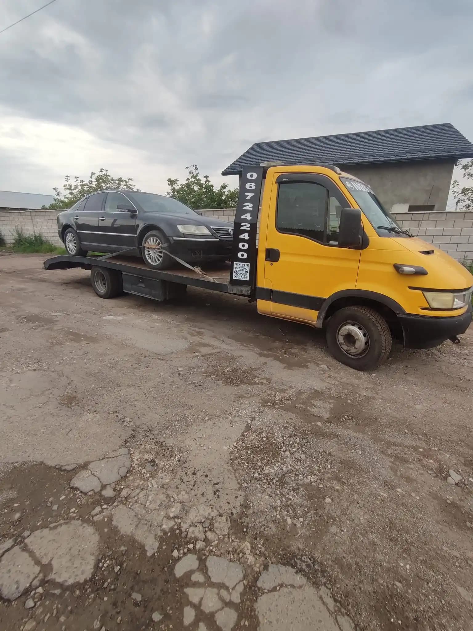 Evacuator auto transportând Volkswagen pe platformă în Chișinău, intervenție non-stop